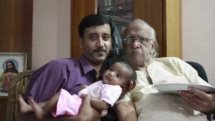 ചൈനാ യാത്രയും ചുവന്ന കുപ്പായവും; അച്ചനെ ഒാർക്കു​േമ്പാൾ