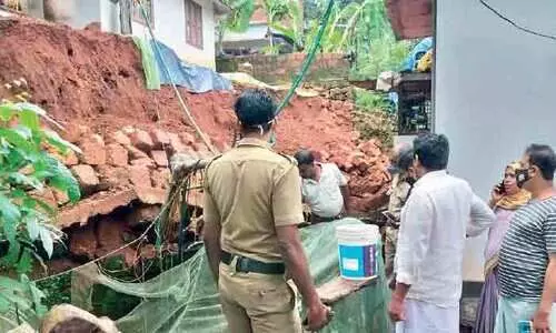 വീ​ടിന്‍റെ സം​ര​ക്ഷ​ണ​ഭി​ത്തി ഇ​ടി​ഞ്ഞ്​ വ​ള​ർ​ത്തു​മൃ​ഗ​ങ്ങ​ളും കി​ണ​റും മ​ണ്ണി​ന​ടി​യി​ലാ​യി