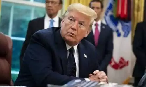 പുതിയ ഗ്രീൻ കാർഡുകളില്ല; എച്ച് -1 ബി വിസകൾ മരവിപ്പിച്ച് ട്രംപ്