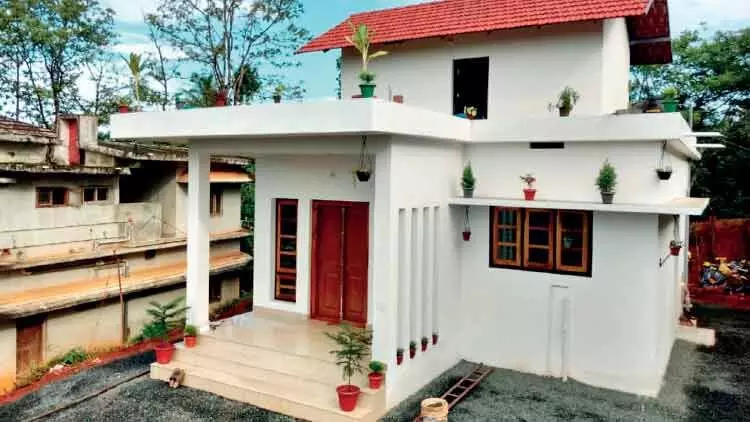 താരങ്ങൾക്കുറങ്ങാൻ കളിമുറ്റത്ത് നിന്നുയർന്ന സ്നേഹക്കൂട് താരങ്ങൾക്കുറങ്ങാൻ കളിമുറ്റത്ത് നിന്നുയർന്ന സ്നേഹക്കൂട്