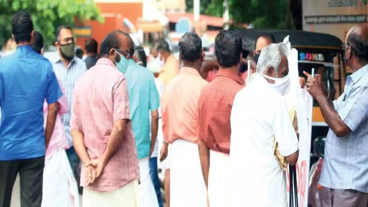 സാ​മൂ​ഹി​ക അ​ക​ലം പാ​ലി​ക്കാ​ൻ മ​റ​ന്ന്​ ജ​നം കൈ​വി​ട്ടു​പോ​യാ​ൽ അ​പ​ക​ട​മെ​ന്ന്​ ആ​രോ​ഗ്യ​വ​കു​പ്പ്​