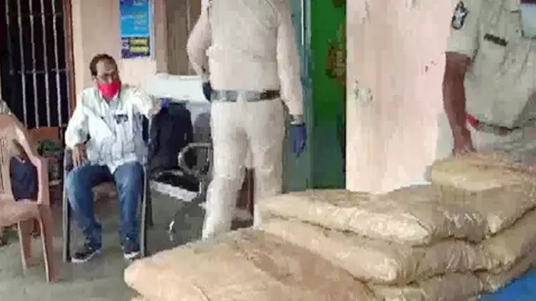 ആന്ധ്രപ്രദേശിൽ നാലര ലക്ഷം വിലവരുന്ന കഞ്ചാവ് പിടിച്ചെടുത്തു ആന്ധ്രപ്രദേശിൽ നാലര ലക്ഷം വിലവരുന്ന കഞ്ചാവ് പിടിച്ചെടുത്തു