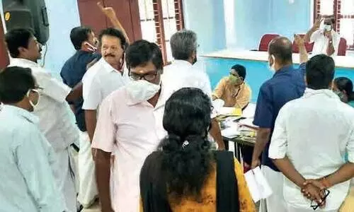 പ്ര​വാ​സി​ക​ളു​ടെ​ കോ​വി​ഡ് സ​ർ​ട്ടി​ഫി​ക്ക​റ്റി​നെ​ച്ചൊ​ല്ലി ത​ർ​ക്കം​; ഒ​റ്റ​പ്പാ​ലം ന​ഗ​ര​സ​ഭ കൗ​ൺ​സി​ൽ യോ​ഗം പി​രി​ച്ചു​വി​ട്ടു