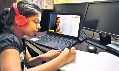 സ്​കൂൾ തുറക്കുന്നത്​ വൈകും; ഒാൺലൈൻ അധ്യയനം​ തുടരും