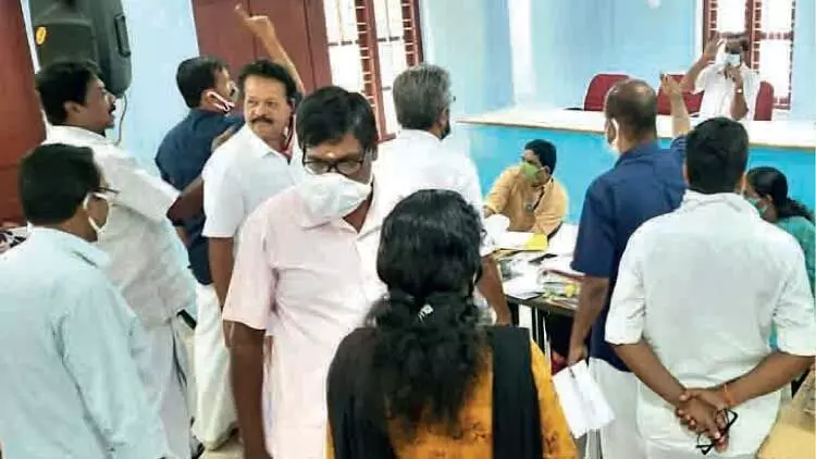 പ്ര​വാ​സി​ക​ളു​ടെ​ കോ​വി​ഡ് സ​ർ​ട്ടി​ഫി​ക്ക​റ്റി​നെ​ച്ചൊ​ല്ലി ത​ർ​ക്കം​; ഒ​റ്റ​പ്പാ​ലം ന​ഗ​ര​സ​ഭ കൗ​ൺ​സി​ൽ യോ​ഗം പി​രി​ച്ചു​വി​ട്ടു