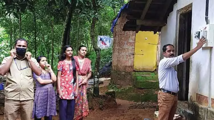 കെ.എസ്.ഇ.ബി കൈത്താങ്ങ്; ഇനി വൈദ്യുതി വെളിച്ചത്തിൽ പഠിക്കാം കെ.എസ്.ഇ.ബി കൈത്താങ്ങ്; ഇനി വൈദ്യുതി വെളിച്ചത്തിൽ പഠിക്കാം