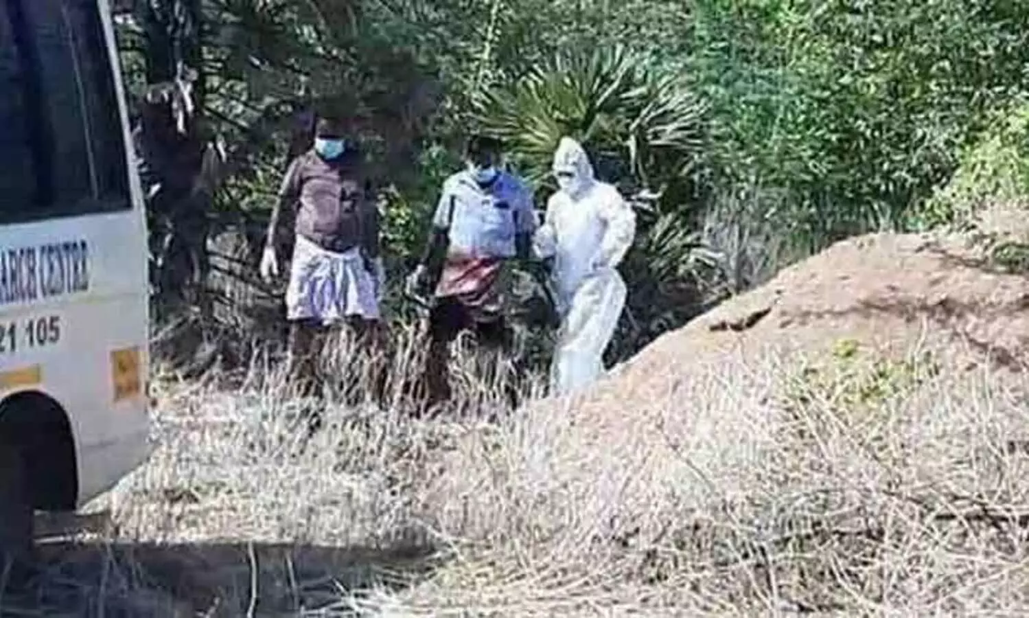 കോവിഡ്​ ബാധിതൻെറ മൃതദേഹം കാട്ടിൽ തള്ളുന്ന വിഡിയോ; തമിഴ്​നാട്ടിൽ വിവാദം