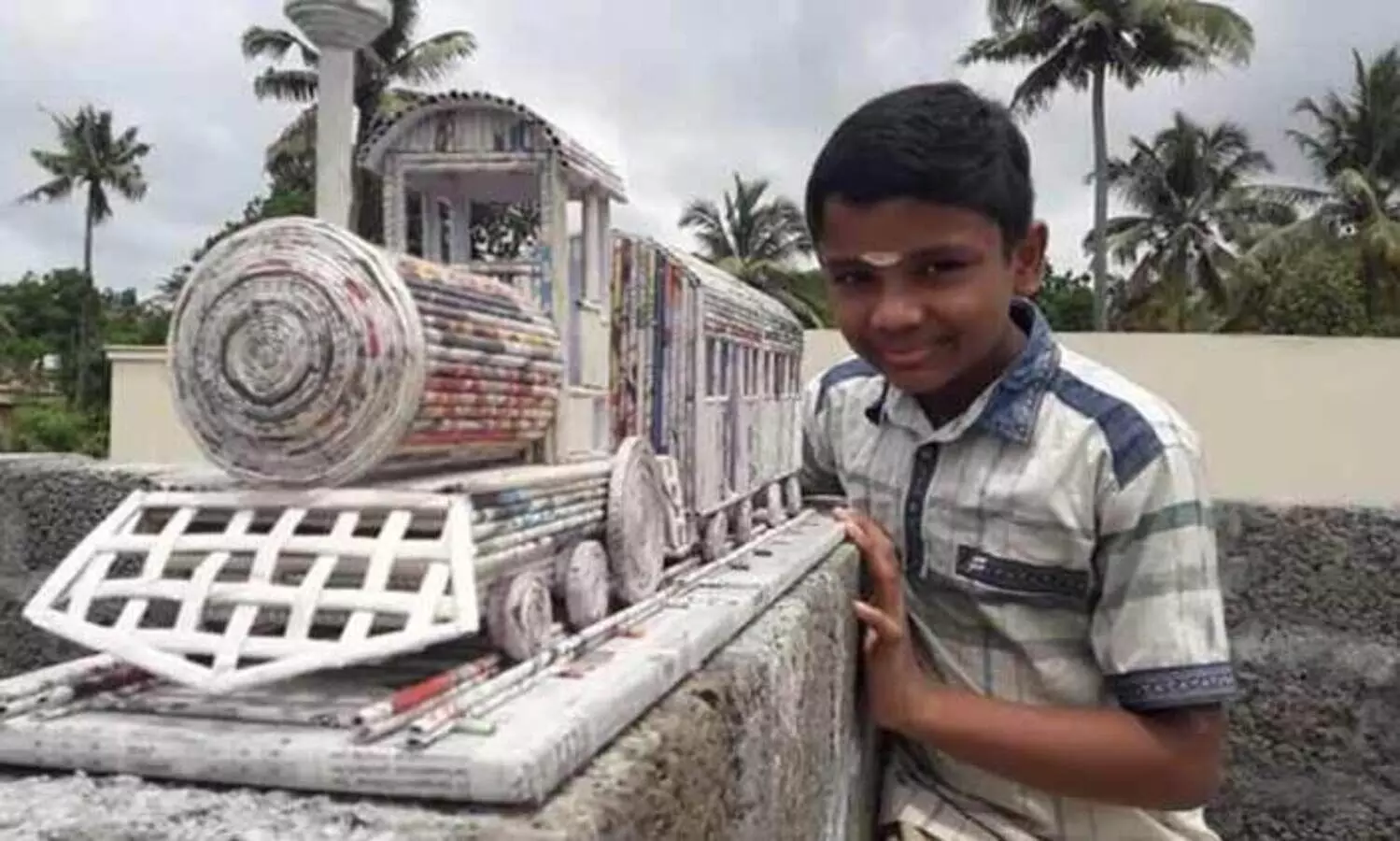 കടലാസ്​ ട്രെയിൻ നിർമിച്ച്​ മലയാളി ബാലൻ; കൈയ്യടിച്ച്​ റെയിൽവേ