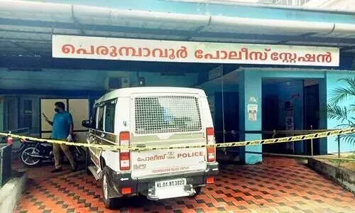 കസ്റ്റഡിയിെലടുത്ത പ്രതിക്ക് കോവിഡ് സംശയം; പെരുമ്പാവൂർ പൊലീസ് സ്റ്റേഷൻ അടച്ചു കസ്റ്റഡിയിെലടുത്ത പ്രതിക്ക് കോവിഡ് സംശയം; പെരുമ്പാവൂർ പൊലീസ് സ്റ്റേഷൻ അടച്ചു