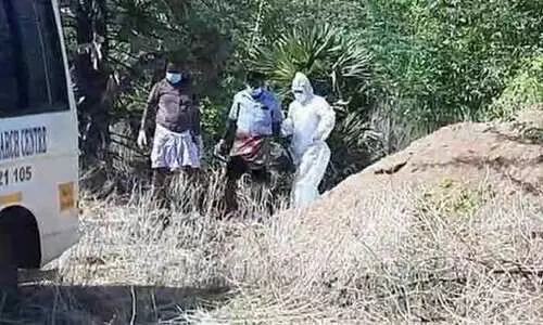 കോവിഡ് ബാധിതൻെറ മൃതദേഹം കാട്ടിൽ തള്ളുന്ന വിഡിയോ; തമിഴ്നാട്ടിൽ വിവാദം കോവിഡ് ബാധിതൻെറ മൃതദേഹം കാട്ടിൽ തള്ളുന്ന വിഡിയോ; തമിഴ്നാട്ടിൽ വിവാദം