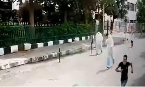 കോവിഡ്​ ബാധിച്ച പ്രതി രക്ഷപ്പെട്ടു, കണ്ടിട്ടും പിടിക്കാനാവാതെ പൊലീസ്​; ഒടുവിൽ ആംബുലൻസിലേക്ക്​ നടന്നുകയറി