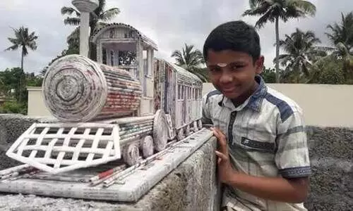 കടലാസ്​ ട്രെയിൻ നിർമിച്ച്​ മലയാളി ബാലൻ; കൈയ്യടിച്ച്​ റെയിൽവേ