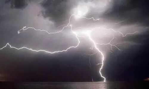 തി​ങ്ക​ളാ​ഴ്​​ച വ​രെ കാറ്റിനും ഇടിയോടുകൂടിയ മഴക്കും സാധ്യത