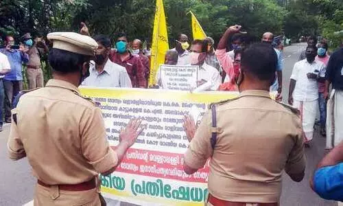 വെള്ളാപ്പള്ളിയെ അറസ്​റ്റ്​ ചെയ്യണം; വസതിയിലേക്ക്​ മാർച്ച്