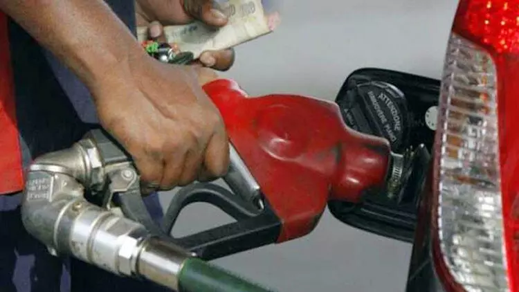 ഇന്ധന വില വീണ്ടും കൂടി; ഡൽഹിയിൽ ഡീസൽ വില 80 കടന്നു ഇന്ധന വില വീണ്ടും കൂടി; ഡൽഹിയിൽ ഡീസൽ വില 80 കടന്നു