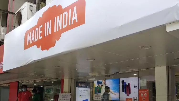 ബഹിഷ്കരണം ഭയന്ന് സ്റ്റോറുകൾക്ക് മുമ്പിൽ മെയ്ഡ് ഇൻ ഇന്ത്യ ബാനറുമായി ഷവോമി ബഹിഷ്കരണം ഭയന്ന് സ്റ്റോറുകൾക്ക് മുമ്പിൽ മെയ്ഡ് ഇൻ ഇന്ത്യ ബാനറുമായി ഷവോമി