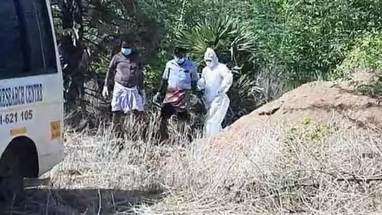 കോവിഡ് ബാധിതൻെറ മൃതദേഹം കാട്ടിൽ തള്ളുന്ന വിഡിയോ; തമിഴ്നാട്ടിൽ വിവാദം കോവിഡ് ബാധിതൻെറ മൃതദേഹം കാട്ടിൽ തള്ളുന്ന വിഡിയോ; തമിഴ്നാട്ടിൽ വിവാദം