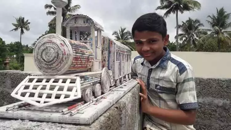 കടലാസ് ട്രെയിൻ നിർമിച്ച് മലയാളി ബാലൻ; കൈയ്യടിച്ച് റെയിൽവേ കടലാസ് ട്രെയിൻ നിർമിച്ച് മലയാളി ബാലൻ; കൈയ്യടിച്ച് റെയിൽവേ