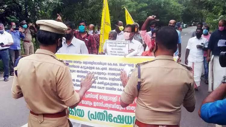 വെള്ളാപ്പള്ളിയെ അറസ്റ്റ് ചെയ്യണം; വസതിയിലേക്ക് മാർച്ച് വെള്ളാപ്പള്ളിയെ അറസ്റ്റ് ചെയ്യണം; വസതിയിലേക്ക് മാർച്ച്