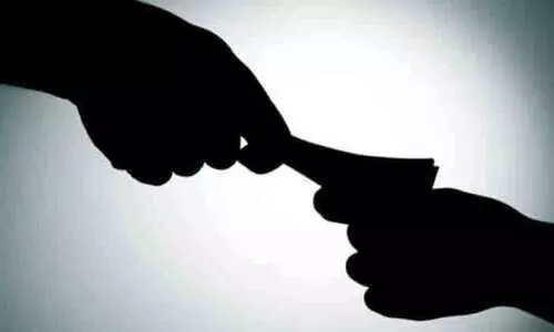 5,000 രൂപ കൈക്കൂലി; മുൻ സബ് രജിസ്ട്രാറിന് ഏഴുവർഷം കഠിനതടവും പിഴയും 5,000 രൂപ കൈക്കൂലി; മുൻ സബ് രജിസ്ട്രാറിന് ഏഴുവർഷം കഠിനതടവും പിഴയും