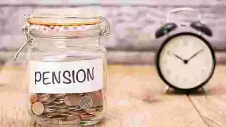 പരിക്കേറ്റ് കിടപ്പായ അധ്യാപകന് ലഭിക്കാനുള്ളത് 14 വർഷത്തെ പെൻഷൻ പരിക്കേറ്റ് കിടപ്പായ അധ്യാപകന് ലഭിക്കാനുള്ളത് 14 വർഷത്തെ പെൻഷൻ