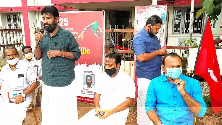 വിവാദങ്ങൾക്കിടയിലും പാർട്ടി പരിപാടിയിൽ സക്കീർ ഹുസൈൻ വിവാദങ്ങൾക്കിടയിലും പാർട്ടി പരിപാടിയിൽ സക്കീർ ഹുസൈൻ