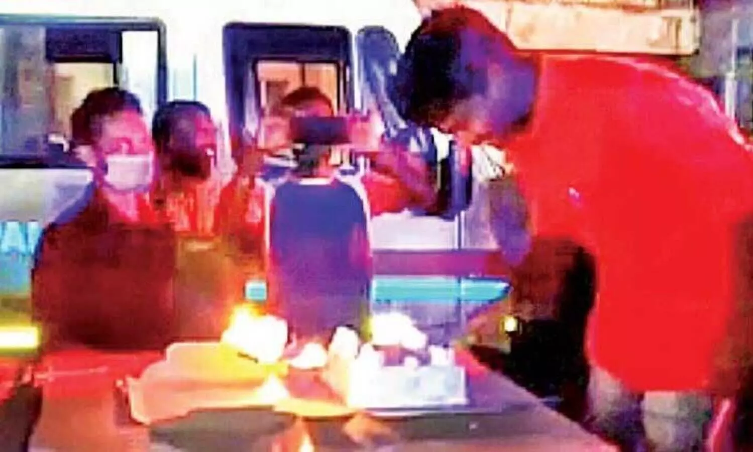 കോവിഡ്​ നിയന്ത്രണം കാറ്റിൽ പറന്നു; ആംബുലൻസ് വെളിച്ചത്തിൽ നടുറോഡിൽ പിറന്നാളാഘോഷം