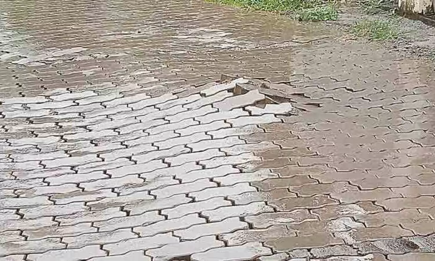 നിർമിച്ച്​ ദിവസങ്ങൾ കഴിയും മു​മ്പേ റോഡ് തകർന്നു