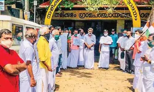 വോ​ട്ട​ർ പ​ട്ടി​ക​യി​ലെ ക്ര​മ​ക്കേ​ടി​നെ​തി​രെ പ്ര​തി​ഷേ​ധം
