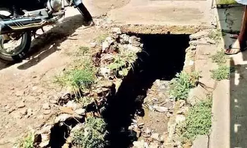 ഷൊ​ർ​ണൂ​ർ ടൗ​ണി​ൽ അ​പ​ക​ട​ക്കെ​ണി​യാ​യി അ​ഴു​ക്കു​ചാ​ലു​ക​ൾ