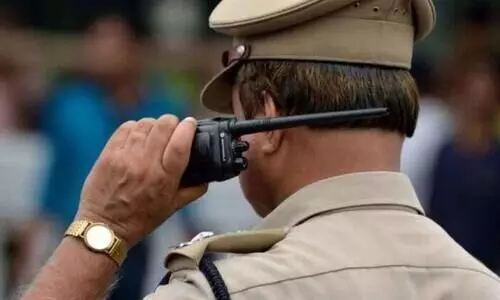 ലോ​റി ഡ്രൈ​വ​ർ​ക്ക് അ​പ​സ്മാ​രം; പൊ​ലീ​സു​കാ​ര​ൻ ചാ​ടി​ക്ക​യ​റി ലോ​റി നി​ർ​ത്തി