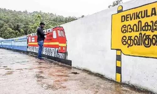 സ്​കൂൾ മതിലിൽ കൂകിപ്പായും തീവണ്ടി...