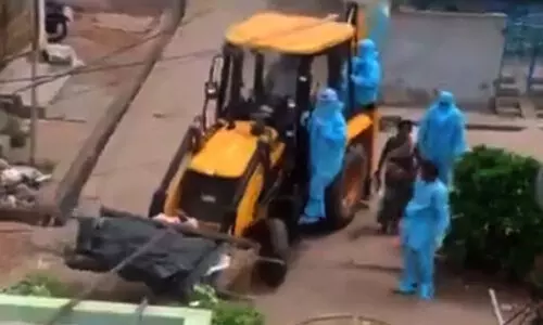 കോവിഡ്: മൃതദേഹം കൊണ്ടുപോയത് മണ്ണുമാന്തി യന്ത്രത്തിൽ; പ്രതിഷേധം