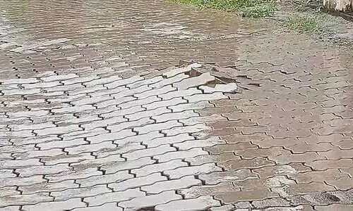 നിർമിച്ച്​ ദിവസങ്ങൾ കഴിയും മു​മ്പേ റോഡ് തകർന്നു