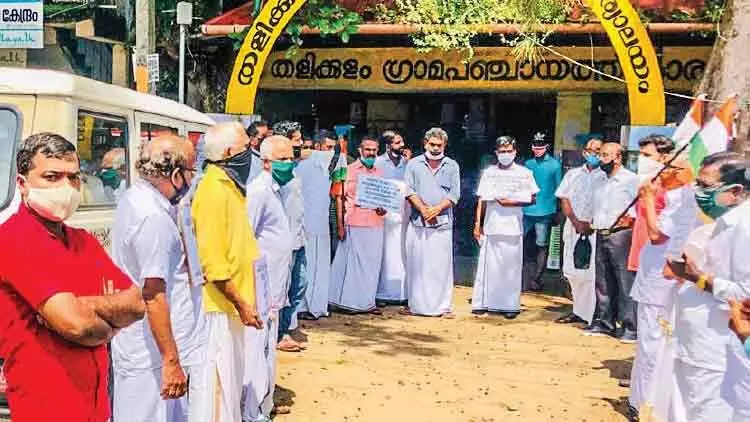 വോട്ടർ പട്ടികയിലെ ക്രമക്കേടിനെതിരെ പ്രതിഷേധം വോട്ടർ പട്ടികയിലെ ക്രമക്കേടിനെതിരെ പ്രതിഷേധം