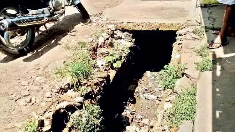 ഷൊ​ർ​ണൂ​ർ ടൗ​ണി​ൽ അ​പ​ക​ട​ക്കെ​ണി​യാ​യി അ​ഴു​ക്കു​ചാ​ലു​ക​ൾ