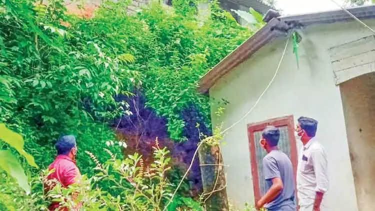 മരണഭീതിയില്‍ രണ്ടു കുടുംബങ്ങള്‍; ജനപ്രതിനിധികള്‍ കൈ ഒഴിഞ്ഞെന്ന് പരാതി