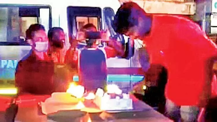 കോവിഡ് നിയന്ത്രണം കാറ്റിൽ പറന്നു; ആംബുലൻസ് വെളിച്ചത്തിൽ നടുറോഡിൽ പിറന്നാളാഘോഷം കോവിഡ് നിയന്ത്രണം കാറ്റിൽ പറന്നു; ആംബുലൻസ് വെളിച്ചത്തിൽ നടുറോഡിൽ പിറന്നാളാഘോഷം