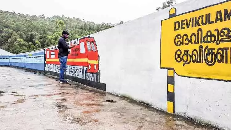 സ്കൂൾ മതിലിൽ കൂകിപ്പായും തീവണ്ടി... സ്കൂൾ മതിലിൽ കൂകിപ്പായും തീവണ്ടി...