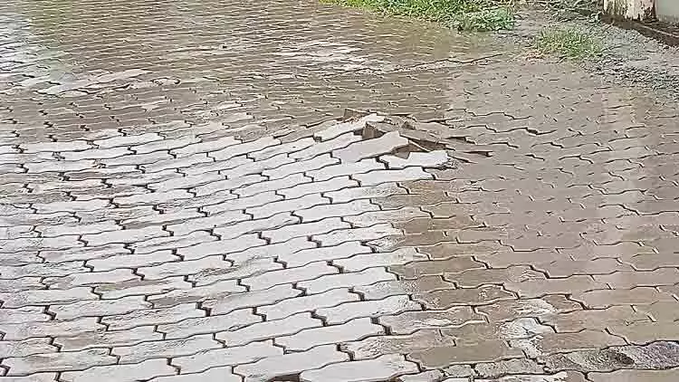 നിർമിച്ച്​ ദിവസങ്ങൾ കഴിയും മു​മ്പേ റോഡ് തകർന്നു