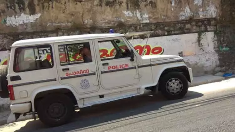 മുണ്ടക്കയത്ത് പ്രായപൂർത്തിയാകാത്ത പെൺകുട്ടിയെ പീഡിപ്പിച്ച കേസിൽ മൂന്നുപേർ അറസ്റ്റിൽ മുണ്ടക്കയത്ത് പ്രായപൂർത്തിയാകാത്ത പെൺകുട്ടിയെ പീഡിപ്പിച്ച കേസിൽ മൂന്നുപേർ അറസ്റ്റിൽ