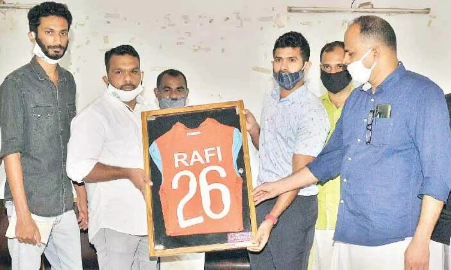 മുഹമ്മദ്  റാഫിയുടെ ജഴ്​സി ലേലത്തിലൂടെ ഡി.വൈ.എഫ്​.െഎക്ക്​ കിട്ടിയത്​ 2, 44, 442 രൂപ