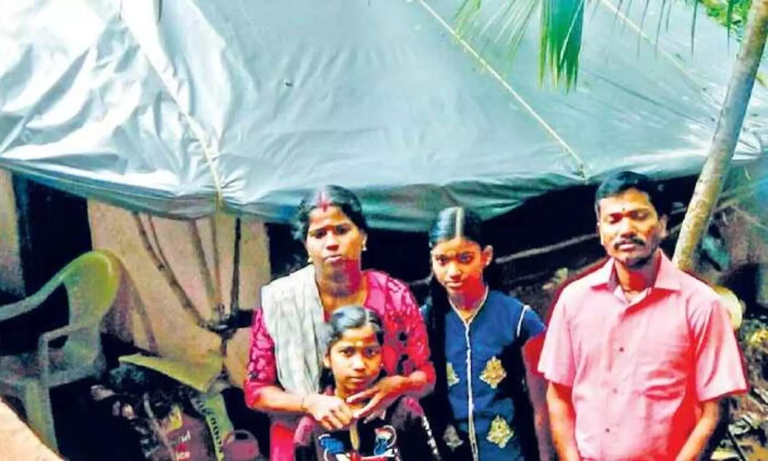 വീ​ട് ല​ഭി​ച്ചി​ല്ല; കു​ടും​ബം ഒ​റ്റ​മു​റി ഓ​ല​ഷെ​ഡി​ൽ