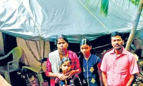 വീ​ട് ല​ഭി​ച്ചി​ല്ല; കു​ടും​ബം ഒ​റ്റ​മു​റി ഓ​ല​ഷെ​ഡി​ൽ