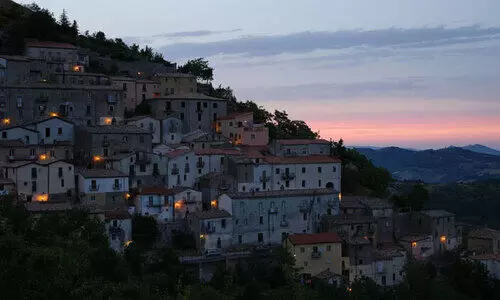 സാൻ ഫ്ലി കാത്തിരിക്കുന്നു, സഞ്ചാരികളുടെ ഒഴുക്കിനായി..