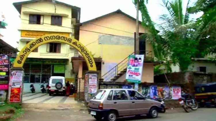 അഴിമതി ആരോപണം: കോട്ടക്കൽ നഗരസഭ സെക്രട്ടറി പടിക്ക് പുറത്ത് അഴിമതി ആരോപണം: കോട്ടക്കൽ നഗരസഭ സെക്രട്ടറി പടിക്ക് പുറത്ത്