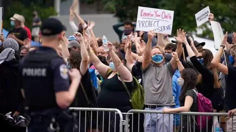 യു.എസിൽ പ്രതിഷേധക്കാർക്ക് നേരെ അക്രമിയുടെ വെടിവെപ്പ്; ഒരാൾ കൊല്ലപ്പെട്ടു യു.എസിൽ പ്രതിഷേധക്കാർക്ക് നേരെ അക്രമിയുടെ വെടിവെപ്പ്; ഒരാൾ കൊല്ലപ്പെട്ടു