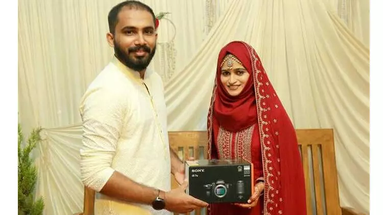 ഹുസ്ന ആവശ്യപ്പെട്ടു; മഹറായി കാമറ നൽകി ജവാദ് ഹുസ്ന ആവശ്യപ്പെട്ടു; മഹറായി കാമറ നൽകി ജവാദ്