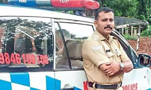 പൊ​ലീ​സ്​​ ഉ​ദ്യോ​ഗ​സ്​​ഥ​ന് സം​സ്​​ഥാ​ന പൊ​ലീ​സ്​​ മേ​ധാ​വി​യു​ടെ പാ​രി​തോ​ഷി​കം