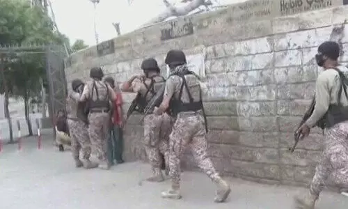 പാകിസ്​താൻ സ്​റ്റോക്ക്​ എക്​സ്​ചേഞ്ചിന്​ നേരെ ആക്രമണം; ​തീവ്രവാദികളുൾപ്പടെ ആറ്​ പേർ കൊല്ലപ്പെട്ടു